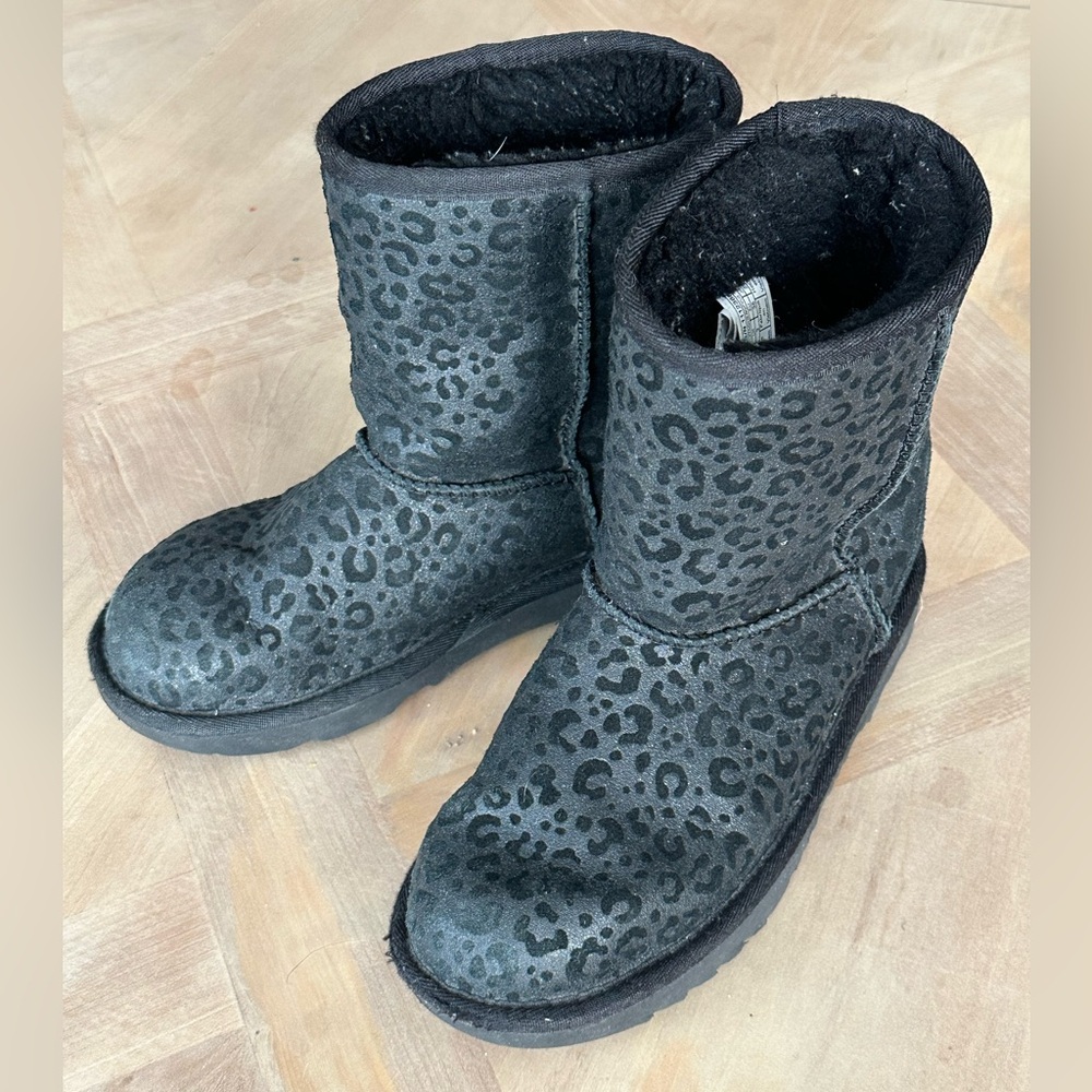 Girls Ugg Black Leopard Print Boots GUC Size 4 Winter Snow Fall Cozy D143